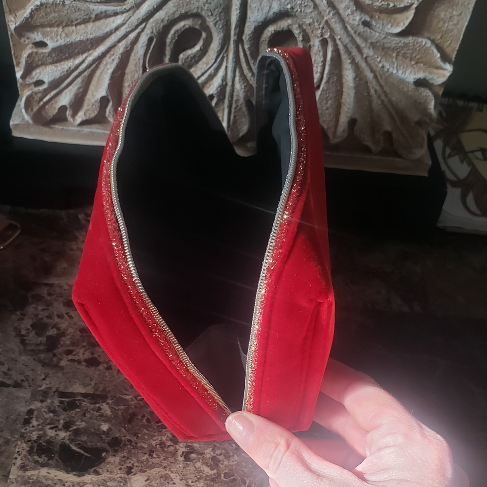 NWOT CHANEL Red Velvet makeup bag - Picture 9 of 9